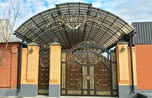 Купить или заказать ворота для дома с навесом - стильные и надежные решения для вашего участка в Гусь-Хрустальном от 41943 руб | ВоротМастер-Гсь
