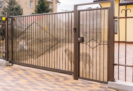 Купить ворота из профлиста с элементами ковки, с металлическими столбами в рамке или под дерево в Гусь-Хрустальном от 154770 руб